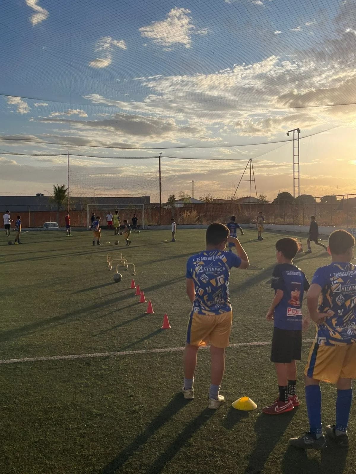 Treino no fim de tarde com o céu alaranjado