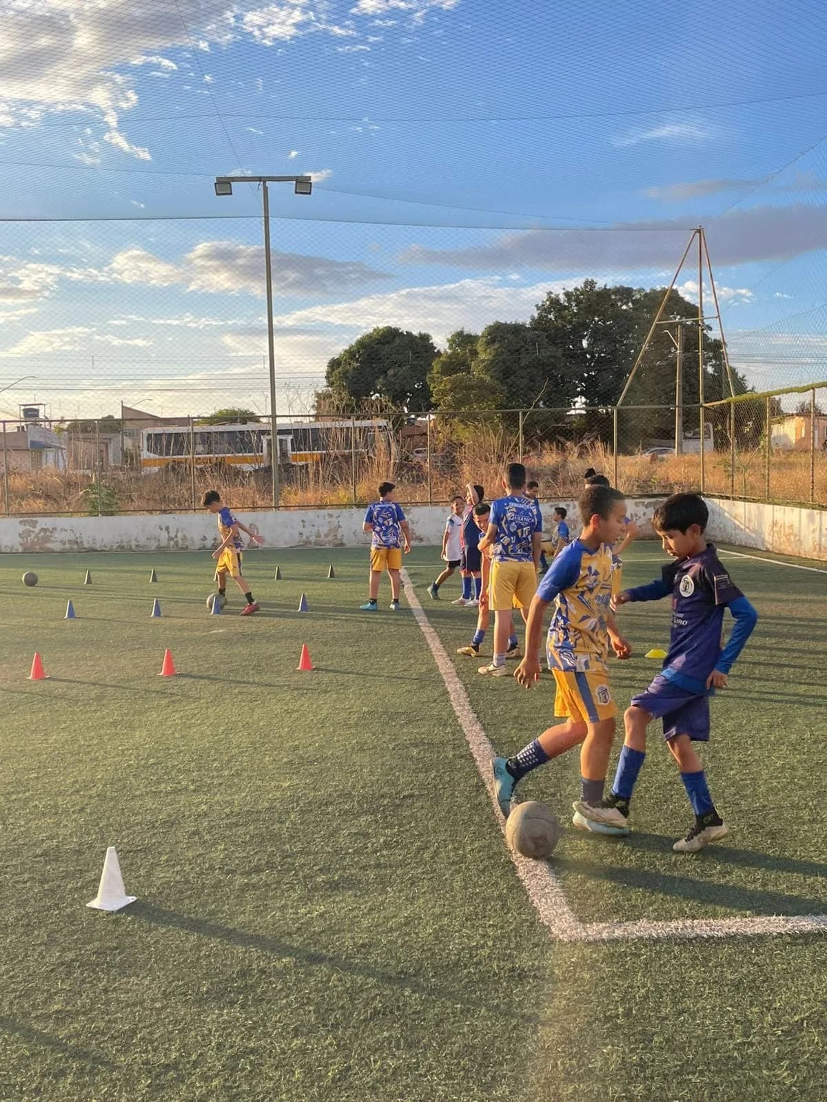 Aluno finalizando a gol durante o treino