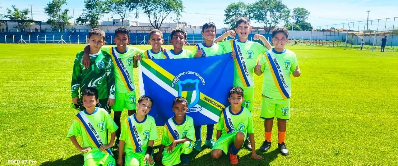 Equipe de verde-limão com a bandeira do clube em campo aberto