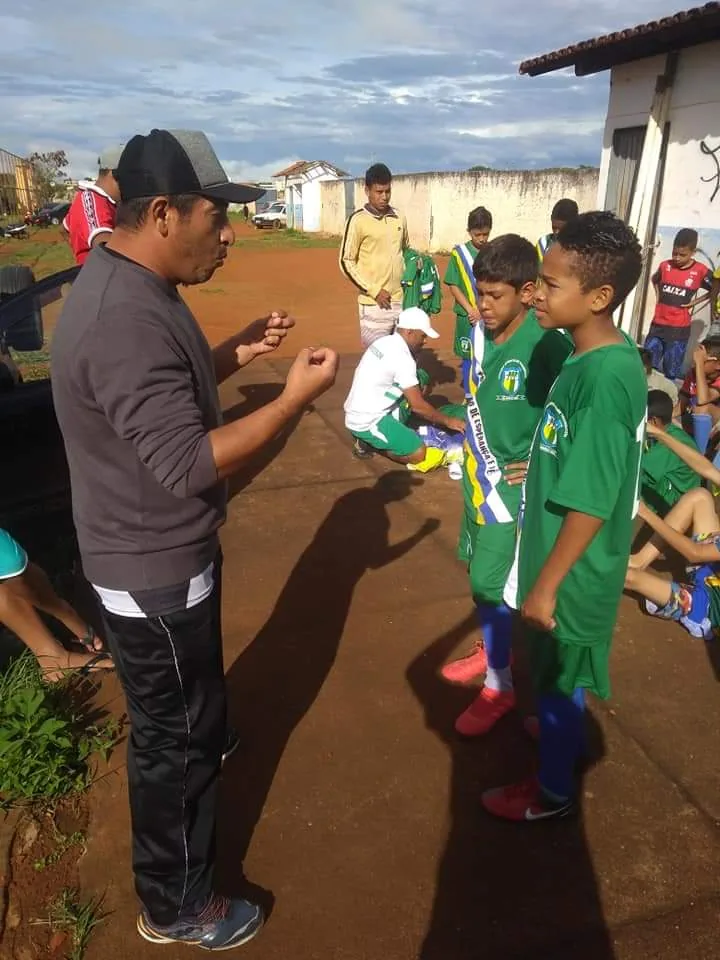Treinador passando instruções para o grupo antes do treino